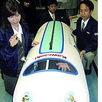Kawasaki Engineering Co. employees demonstrate a fatigue-treatment device in Kobe\'s Chuo Ward. | TAIGA URANAKA PHOTO