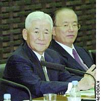 Bank of Japan Gov. Toshihiko Fukui (left) prepares to speak to BOJ branch managers in Tokyo on Thursday. | PHOTO COURTESY OF DAIMLERCHRYSLER JAPAN CO.
