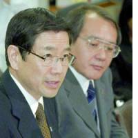 Masatoshi Sato (left), new president of Sompo Japan Insurance Inc., announces the resignation of his predecessor, Hiroshi Hirano, at a Friday news briefing in Tokyo. | KYODO PHOTO