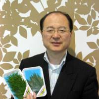 Tomoji Yokoishi, vice president of leaf-selling firm Irodori Co., shows off \"tsumamono\" decorative leaves during an interview in Yokohama in March. | KANAKO TAKAHARA PHOTO