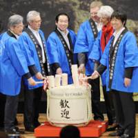 A quick aperitif: Finance Minister Fukushiro Nukaga (third from left) and his Group of Eight counterparts and Osaka Gov. Toru Hashimoto (right) break a sake keg on Osaka. | KYODO PHOTO
