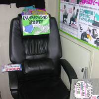 Cool Biz cushion: Thanko\'s USB Cooler Cushion is equipped with a small fan and ventilation holes. | MINORU MATSUTANI PHOTO
