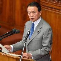 Recovery pitch: Finance Minister Taro Aso delivers his financial policy speech to the Diet on Monday. | KYODO