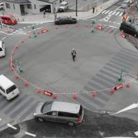 Full circle: Vehicles negotiate a new roundabout in Iida, Nagano Prefecture, recently. The connecting streets do not have traffic lights. | CHUNICHI SHIMBUN