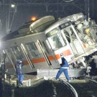 The lead car of a Sanyo Electric Railway express train sits partly on the platform of Arai Station in Takasago, Hyogo Prefecture, on Tuesday evening. The train slid about 170 meters after colliding with a truck at a nearby crossing. | KYODO