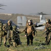 Landing zone: Ground Self-Defense Force troops and U.S. Marines stage a joint drill  Wednesday involving MV-22 Osprey tilt-rotor transports at Camp Pendleton in California. | KYODO