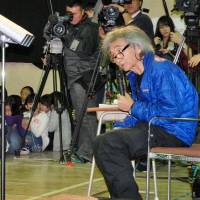 Just watch me: Maestro Seiji Ozawa gives a chorus lecture Wednesday at Minami-Ikuta Elementary School in Kawasaki. | KYODO