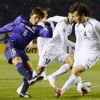 Coming out flat: Hiroshima\'s Toshihiro Aoyama kicks the ball during his team\'s 2-0 loss to Bunyodkor on Wednesday. | KYODO