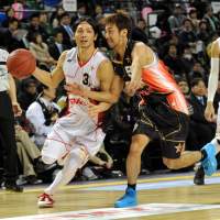 Hard to catch: The bj-league\'s quirky schedule makes it difficult for fans in the Western Conference to see Toyama star Masashi Joho (left), who plays in the Eastern Conference. | YOSHIAKI MIURA