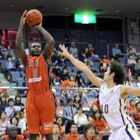 Steady production: Chiba\'s D\'Andre Bell is shooting 40 percent from 3-point range as the team rides an eight-game winning streak into this weekend\'s series against Iwate. | YOSHIAKI MIURA