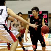 Drive time: Evessa guard Masashi Obuchi dribbles the ball against HeatDevils forward Thomas Granada during Sunday\'s game in Kobe. The Evessa won 92-80. | HIROAKI HAYASHI