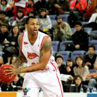 Quality matchup: Hamamatsu Higashimikawa Phoenix standout Jeffrey Parmer, seen in action last weekend against the Osaka Evessa, and his team dropped an 87-84 game to the Ryukyu Golden Kings on Saturday night in the bj-league. | HIROAKI HAYASHI