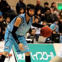 Running the offense: Floor leader Kyosuke Setoyama of the Kyoto Hannaryz dribbles the ball against the Osaka Evessa in Saturday\'s game. Kyoto beat Osaka 67-63. | HIROAKI HAYASHI