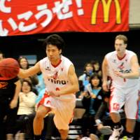 Providing a spark: Evessa guard Shun Watanuki, moving the ball upcourt against the host Kyoto Hannaryz, scores nine points in Osaka\'s 69-53 victory on Sunday in the bj-league. | HIROAKI HAYASHI