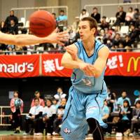 Here it comes: Hannaryz forward David Palmer zips the ball past Evessa forward Nathan Walkup during Sunday\'s series finale in Muko, Kyoto Prefecture. | HIROAKI HAYASHI