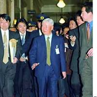 Former BOJ Vice Gov.  Toshihiko Fukui, who has been nominated as the next BOJ chief, strolls through the Diet building Friday surrounded by reporters. | JT: YOSHIAKI MIURA