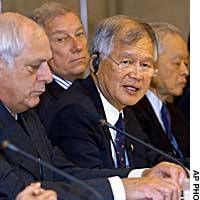 Viphandh Roengpithya (second from right), cochairman of the Asia Pacific Economic Cooperation Business Advisory Council, speaks in Tokyo on Friday. | JT: YOSHIAKI MIURA