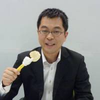 Blue-chip product: Toy developer Yoshinobu Kaneko demonstrates how to use his hit Potechi no Te (Potato Chip Hand) at Tomy Co. headquarters in Tokyo. | KYODO PHOTO