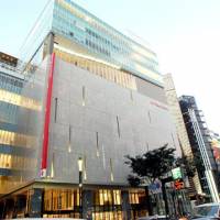 Slump buster?: Mitsukoshi\'s recently renovated department store in Tokyo\'s bustling Ginza shopping district boasts increased floor space. | KAZUAKI NAGATA PHOTO