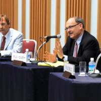 Kent Calder (right) discusses Japan-U.S. relations while his co-panelist William Brooks listen during the Aug. 27 seminar at Keidanren Kaikan in Tokyo. | SATOKO KAWASAKI