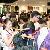 All a-qlo: Customers pack Uniqlo\'s first outlet in Taipei on Thursday. | KYODO PHOTO