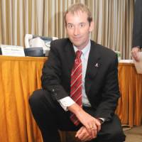 Rosie\'s rival: Colin Angle, CEO of iRobot Corporation, shows off the Roomba, a robot that can vacuum rooms, at the Foreign Correspondents Club of Japan in Tokyo on Thursday. | SATOKO KAWASAKI PHOTO