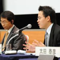 Somprawin Manpraseat (right) of Chulalongkorn University in Thailand discusses the changing economic landscape in Southeast Asia as Jung Sung Chun of the Korea Institute for International Economic Policy listens during a Dec. 3 symposium at Keidanren Kaikan in Tokyo. Japan Inc. urged to rethink Asia view