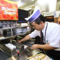 McChef: An employee works at McDonald\'s Japan research and development test kitchen in Tokyo on Oct. 3, 2007. | BLOOMBERG PHOTO