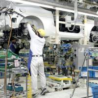 Joint platform: Fuji Heavy Industries Ltd. workers assemble a Toyota Motor Corp. 86 sports coupe on the Subaru BRZ-Toyota 86 production line at FHI\'s plant in Ota, Gunma Prefecture, on March 16. | BLOOMBERG