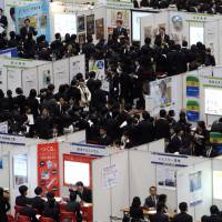 New directions: University students take part in the Mynavi job expo, a job fair hosted by Mainichi Communications Inc., in Tokyo on Jan. 8, 2011. | BLOOMBERG