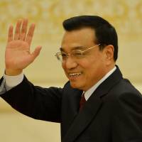 Team Li: New Chinese Premier and economics chief Li Keqiang waves goodbye at his first press conference after the closing session of the National People\'s Congress at the Great Hall of the People in Beijing on Sunday. | AFP-JIJI