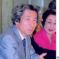 Prime Minister Junichiro Koizumi speaks to ruling coalition members on Friday. | PHOTOS COURTESY OF AKIRA HAMAMATSU