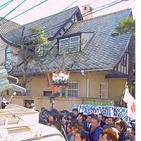 People wanting to preserve Empress Michiko\'s former home in Shinagawa Ward, Tokyo, block a truck of demolition workers from entering the site. | PHOTO COURTESY OF KANTO BRANCH OF THE OKINAWA PEACE LANDOWNERS\' ASSOCIATION