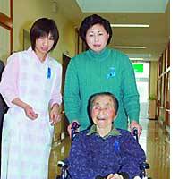 Hitomi Soga, abducted by North Korea in 1978, helps out at a nursing home in Mano, Niigata Prefecture. | PHOTO COURTESY OF SHIGEHIKO HAMAYA