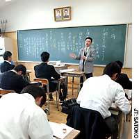 Students at Tokyo Korean Junior and Senior High School in Kita Ward  study Japanese literature under teacher Oh Haeng Dok. | HIROSHI MATSUBARA PHOTO
