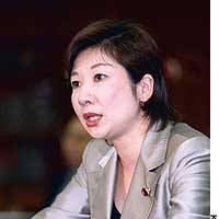 Liberal Democratic Party lawmaker Seiko Noda discusses plans to amend the Civil Code to enable married couples to have separate surnames, during a lecture meeting in Tokyo last July. | PHOTOS FROM THE NATIONAL RESEARCH INSTITUTE FOR CULTURAL PROPERTIES>