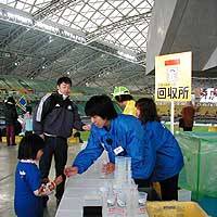 A girl returns a cup and gets her 100 yen deposit back at a collection counter in the Big Eye stadium at Oita Prefecture Sports Park. | PHOTO COURTESY OF AIM SERVICES CO.