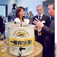 Kirin Brewery Co. officials explain the mechanism behind the firm\'s new self-cooling beer keg at its headquarters in Tokyo\'s Chuo Ward. | HIROSHI MATSUBARA PHOTO