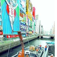 Workers begin dredging the Dotonbori River. | HIROSHI MATSUBARA PHOTO