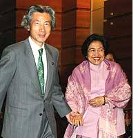 Prime Minister Junichiro Koizumi leads Indonesian President Megawati Sukarnoputri by the hand prior to their talks Wednesday at his official residence. | PHOTOS COURTESY OF AKIRA HAMAMATSU