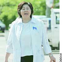 Repatriated abductee Hitomi Soga turns up for work at a branch office of the municipal government on Sado Island, Niigata Prefecture. | TOMOKO OTAKE PHOTO