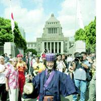 Okinawan singer Shokichi Kina prepares Friday morning to enter the Diet building for the first time since being elected to the House of Councilors. | TOMOKO OTAKE PHOTO