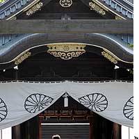 Visitors pay homage at Yasukuni Shrine in Tokyo. Efforts to build an alternative national cemetery to the Shinto shrine are going nowhere. | NAO SHIMOYACHI PHOTO