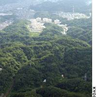 The U.S. military\'s Ikego housing units, completed in 1998, lie beyond the Yokohama portion of the Ikego forest. | SETSUKO KAMIYA PHOTOS