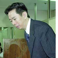 Former Waseda University professor Kazuhide Uekusa faces reporters in the Tokyo District Court building. | PHOTO COURTESY OF THE NATIONAL FEDERATION OF UNESCO ASSOCIATIONS IN JAPAN