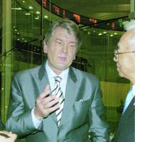 Ukrainian President Viktor Yushchenko listens to Tokyo Exchange President Takuo Tsurushima as he talks about the bourse on its former trading floor on Thursday. | CULTURAL AFFAIRS AGENCY PHOTO