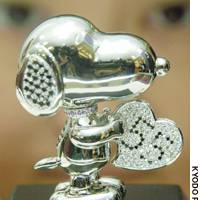 A PLATINUM Snoopy figure with a price tag of 5.5 million yen is displayed at the Isetan department store in Tokyo\'s Shinjuku Ward. | PHOTO COURTESY OF CHIBA CONVENTION BUREAU AND INTERNATIONAL CENTER
