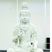 A stolen Buddhist statue -- a replica of one made in 711 that is a national treasure kept at Horyuji Temple -- is shown Monday at a police station here after it was recovered. | TAZUKO MASUYAMA/KYODO PHOTOS