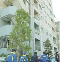 Investigators enter the Grand Stage Fujisawa condominium complex here Wednesday to check its quake resistance. | NOBUKO TANAKA