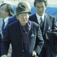 Noboru Minowa, former posts and telecommunications minister, enters the Sapporo District Court in March 2004 to take part in a lawsuit he filed against the government regarding the dispatch of the Self-Defense Forces to Iraq. | JAPAN AEROSPACE EXPLORATION AGENCY PHOTO/KYODO